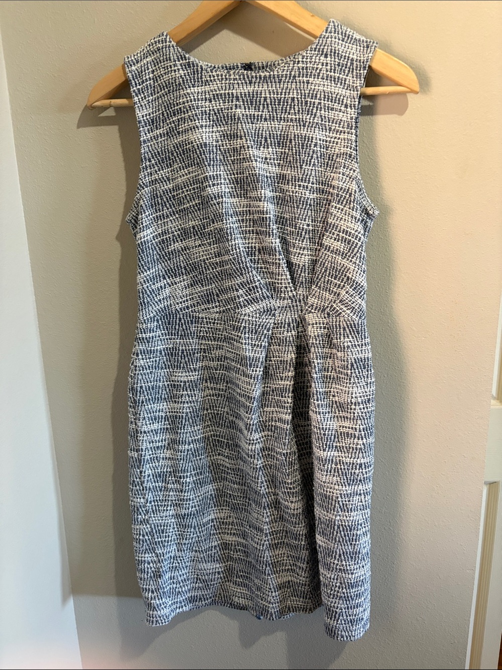 Banana Republic Sleeveless Navy and White Textured Sheath Dress (size 6)